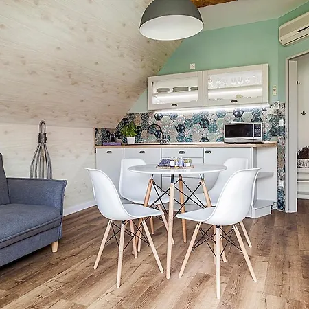 Harmonia Erkellyel Es Szaunaval Lägenhet